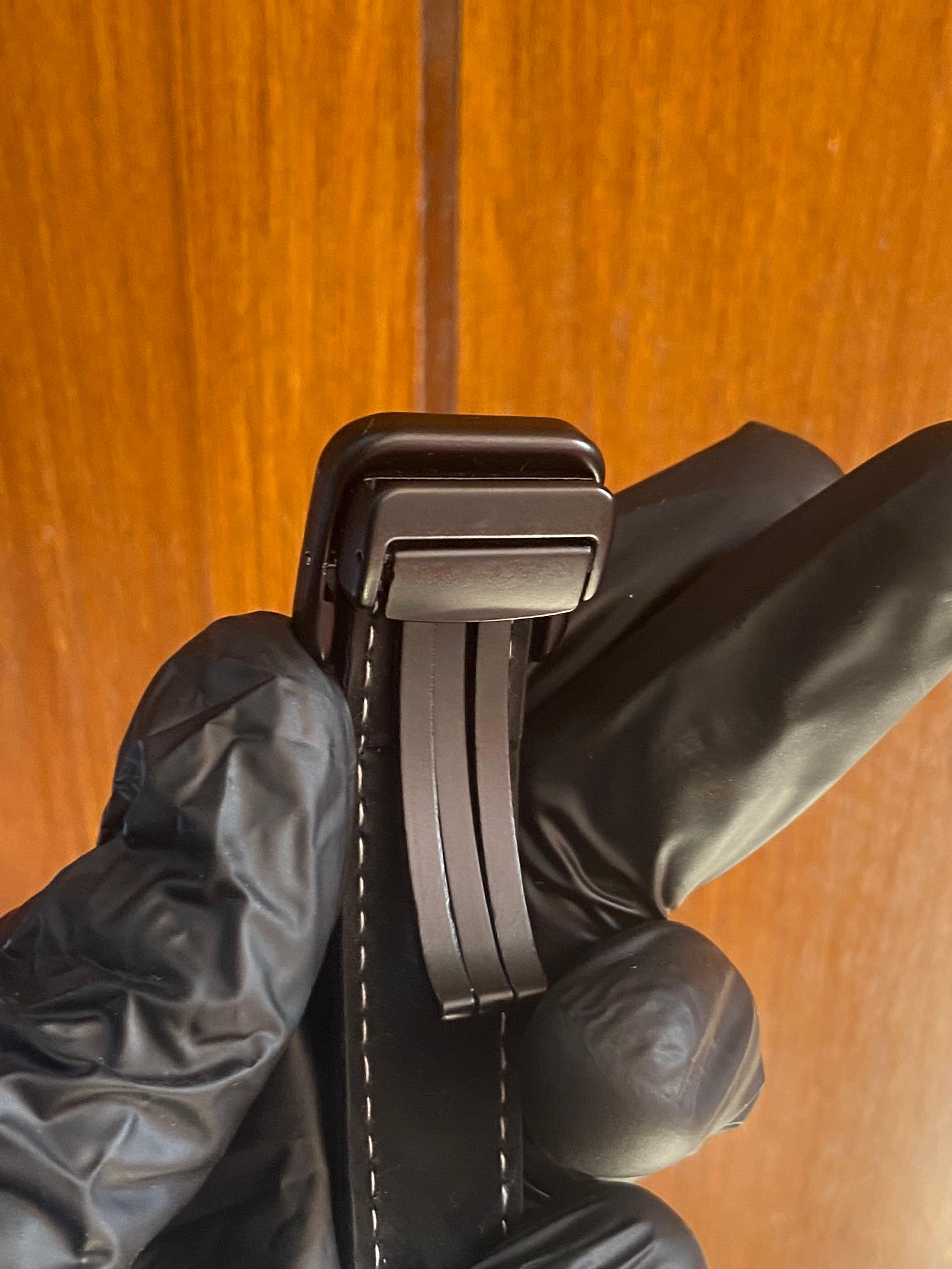 Emporio Armani  – Minimalist Metal - Magnetic Lock